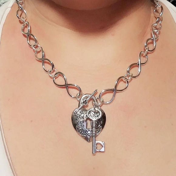 New Silver Infinity Lock Key "Key to my Heart" 3 piece Jewelry set - Picture 4 of 8